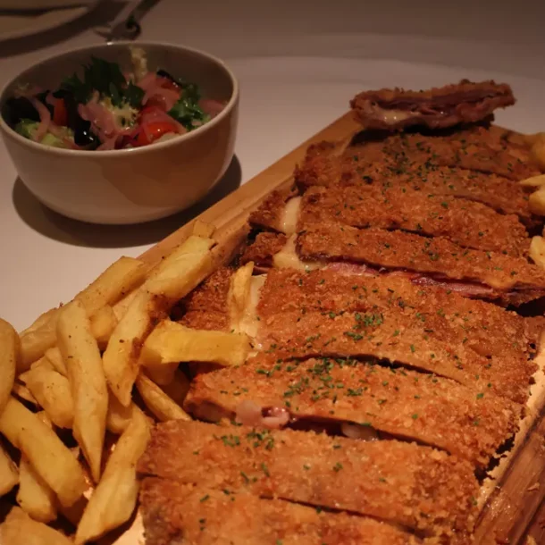 San Jacobo crujiente de jamón y queso con patatas fritas y ensalada